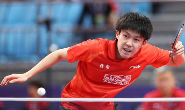 她以出色的 她以出色的